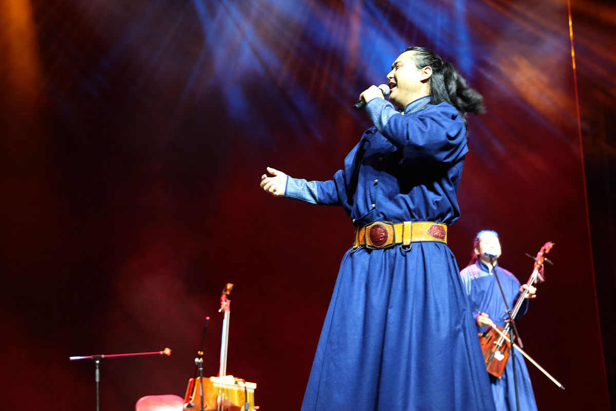 根据下述内容进行参考文献提取：首先关于角色塑造的理论探讨学者们主要从声乐技巧、情感表达、语言表达等角度进行研究。例如李晓芳2017从声乐技巧的角度探讨了角色塑造中的音乐表现力认为通过声音的高低、音色、节奏等方面来表现一个角色的性格特点和情感状态。另外王维嘉2018从情感表达的角度出发探讨了如何通过声音的情感表达来塑造角色的形象。此外还有一些学者从语言表达的角度进行研究例如刘伟2019研究了角色塑造