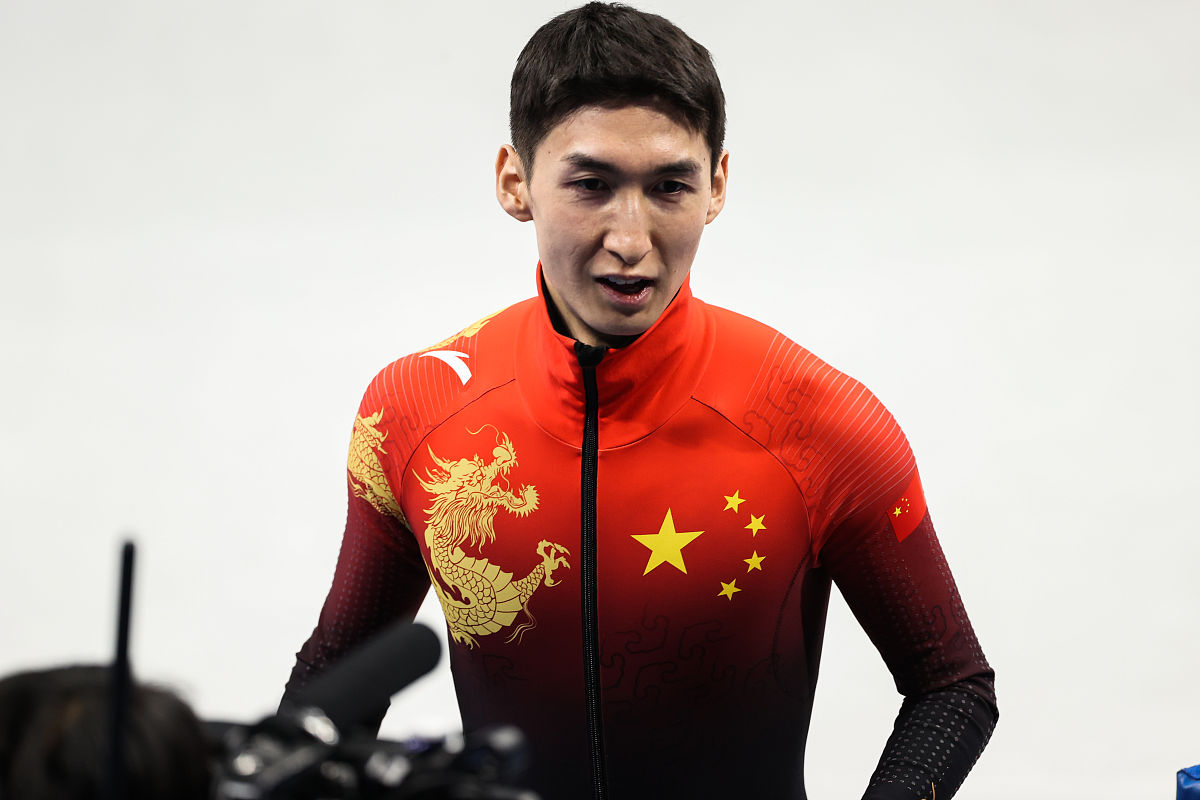 启示怎么写500字 武大靖出生于一个普通家庭父母都是普通工人家里并不富裕。但是他的父母很早就意识到了运动的重要性把他送到了滑冰学校学习速滑。从小武大靖就展现出了出色的天赋和毅力他不断地努力训练不断地挑战自己最终成为了一名优秀的速滑选手。然而在他的职业生涯中曾经有过一段低谷期。2014年索契冬奥会上他在比赛中失误最终只获得了第22名的成绩遭遇了职业生涯的最大挫折。但是他并没有因此放弃反而更加坚定了