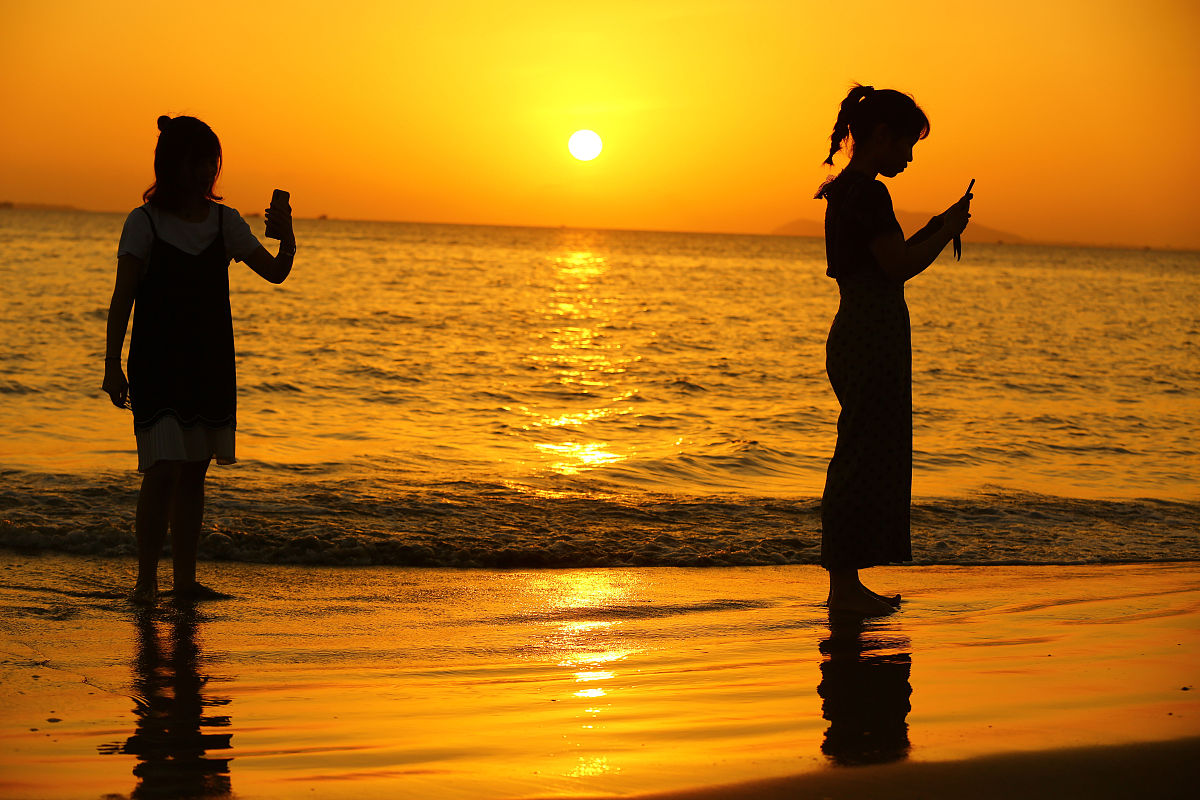 你好您好！有什么可以帮到您呢？帮我写一首歌名为《珊瑚海》的歌曲