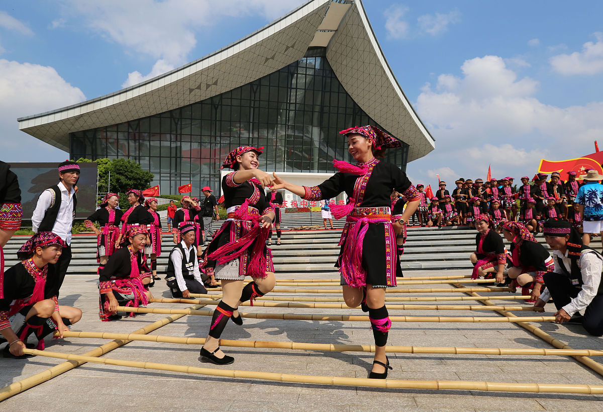 2019年9月27日,海南琼海,身着苗簇盛装的苗族同胞在中国(海南)南海博