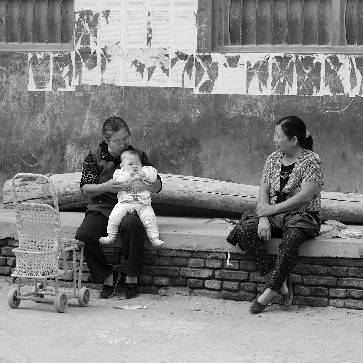 请构思一个感人的故事关于一个小女孩寻找她失踪的妈妈