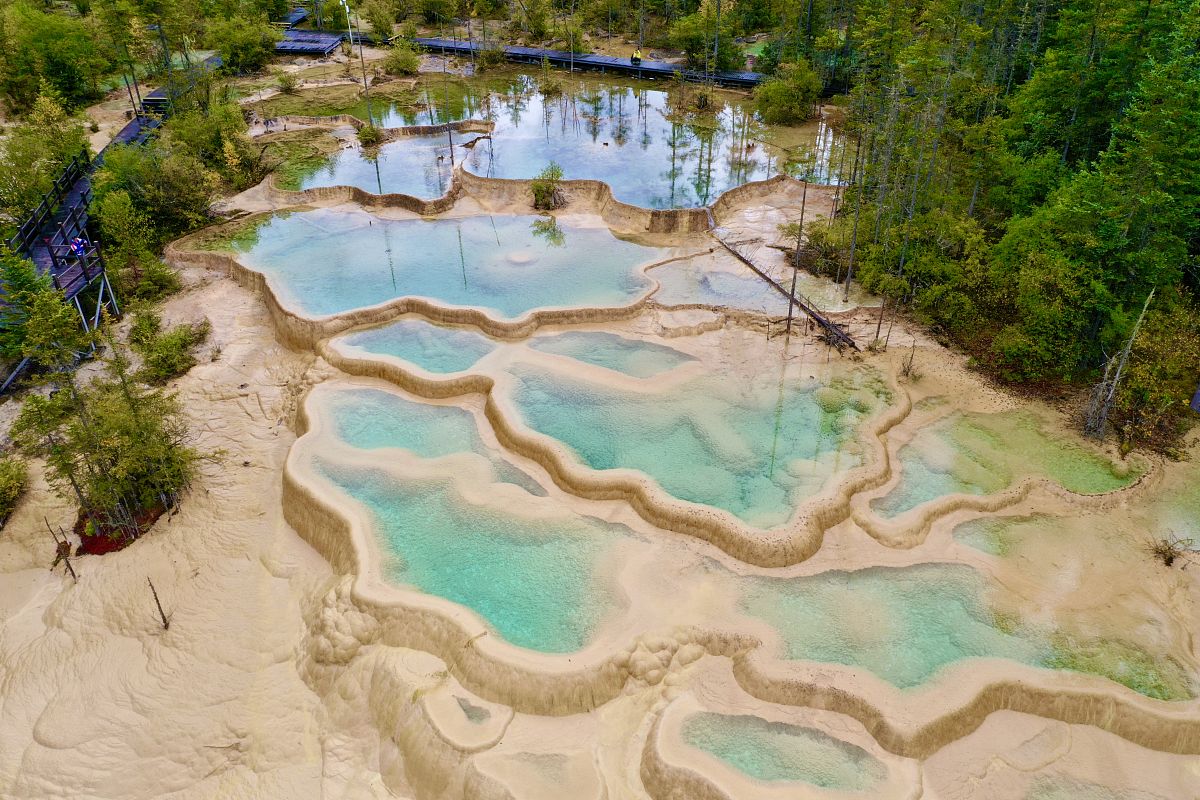 2021年9月15日,四川阿坝九寨沟,神仙池钙华滩池.(如需下载使用,请务必