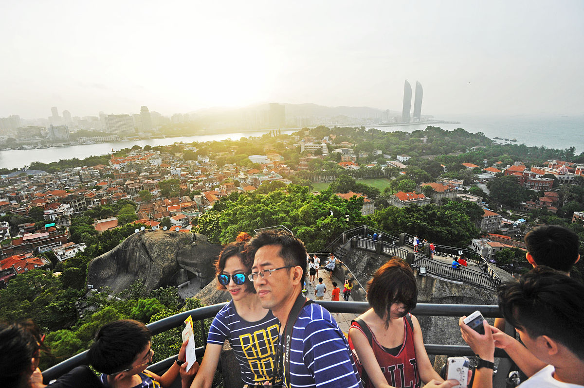 写一篇五一旅游好去处：推荐几个适合年轻人旅游的景点