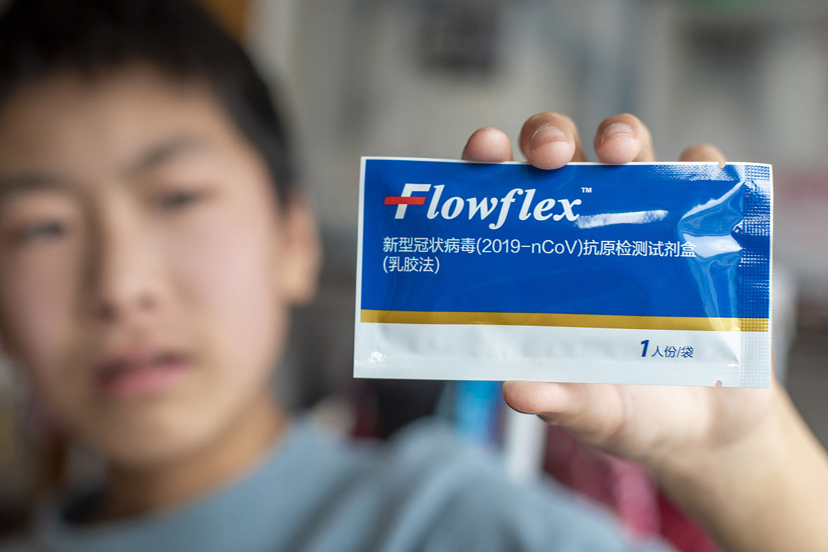 2022年3月26日,上海,市民使用艾康生物公司的flowflex新型冠状病毒抗