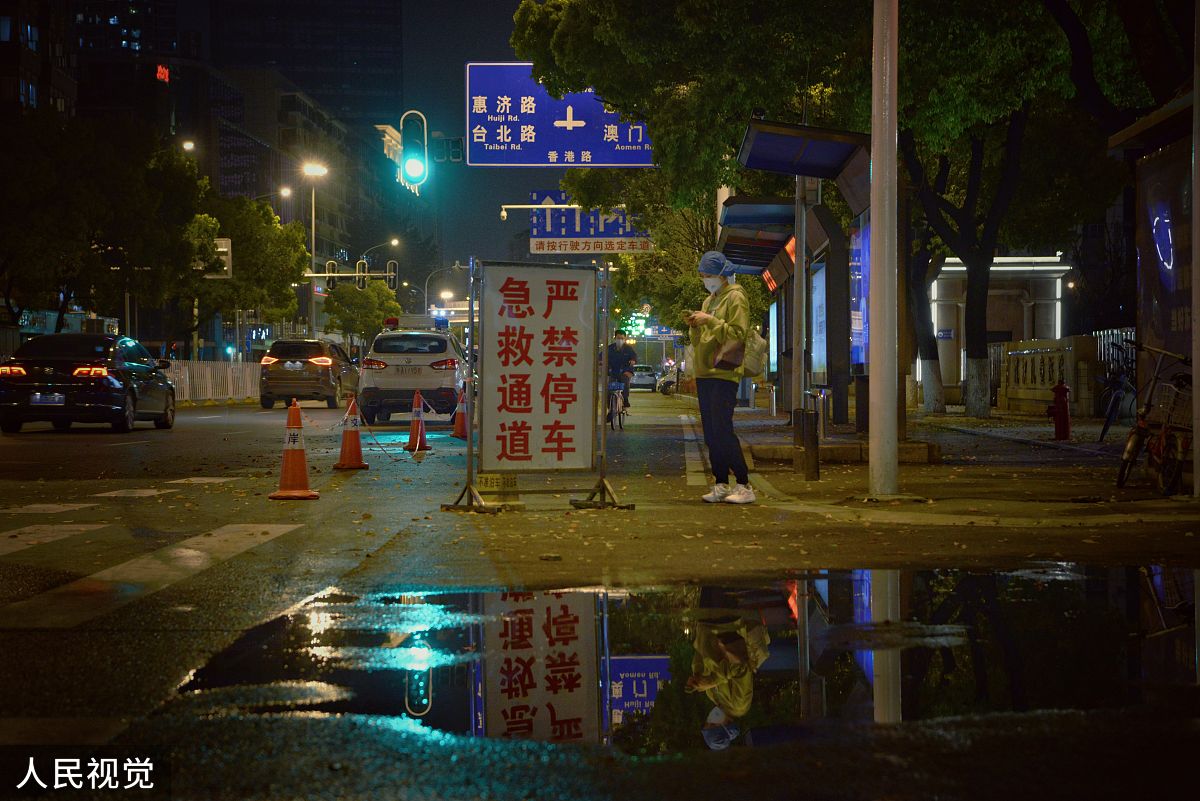 2020年3月26日夜晚,武汉街头人气渐浓.(如需下载使用,请务必署名:陈浩