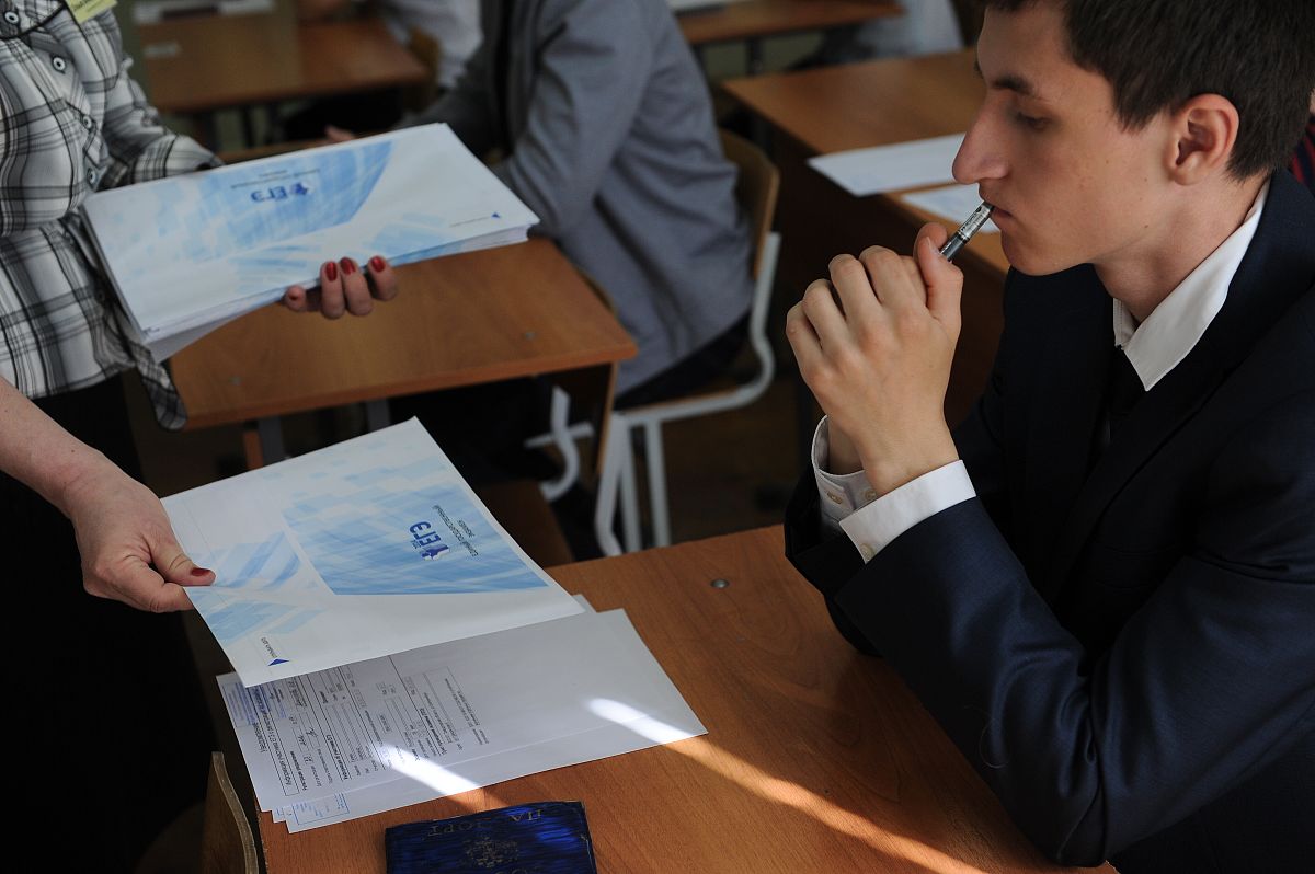 当地时间2014年5月29日,俄罗斯vladivostok,俄罗斯学生参加国家统一考