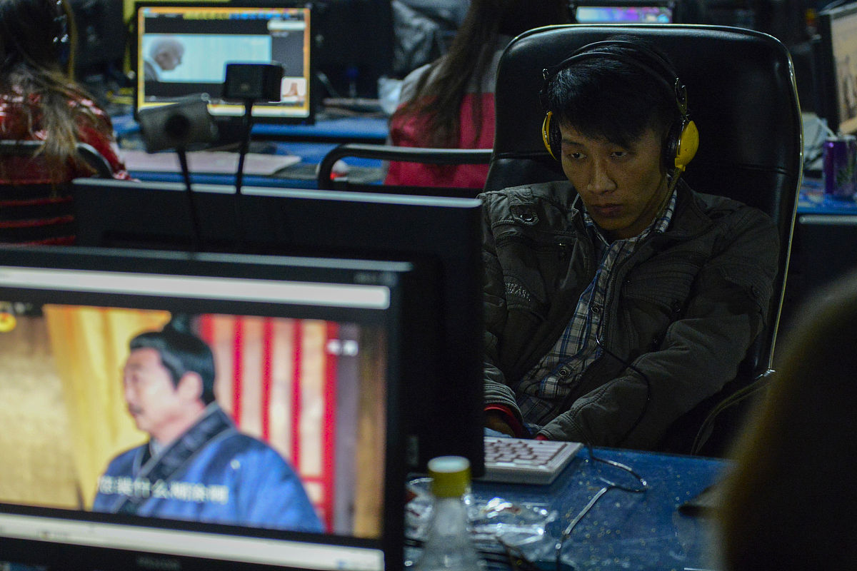 写一篇关于银行从业人员心酸经经历银行从业人员是金融行业中的重要一员他们的工作不仅需要具备专业知识和技能还需要具备高度的责任感和敬业精神。然而在这个行业中他们也会遇到许多心酸的经历。首先银行从业人员的工作压力非常大。他们需要处理大量的客户业务包括开户、贷款、理财等等这些业务都需要高度的专业知识和技能而且每个客户的需求都不同需要根据不同的情况进行处理。这样的工作压力往往会让他们感到非常疲惫和压抑。其次