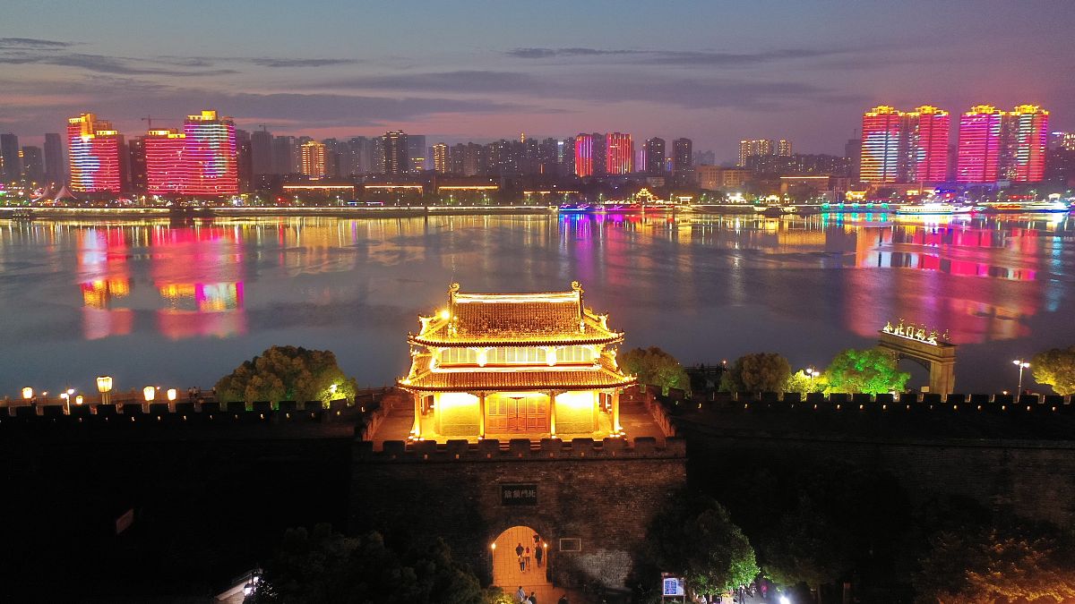 2021年5月19日,湖北省襄阳市,汉水女神号游轮在汉江湖北省襄阳市城区