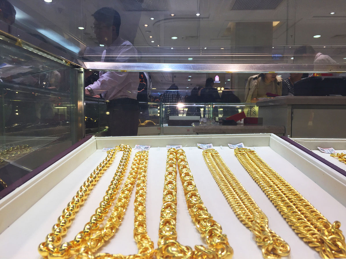 北京朝阳区金店现“神秘豪客” 一天狂买百万金条 竟是诈骗赃款