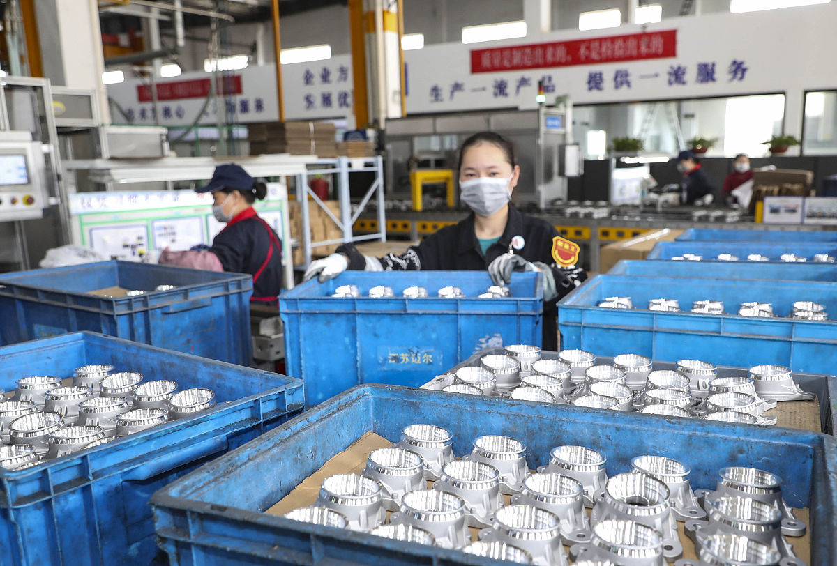 牡丹江镜心湖菌业有限公司在一期食用菌全产业链项目投入运行之后。积极投入菌种研发工作自助创新研发出镜心湖1号黑木耳全筋、镜心湖2号黑木耳半筋、镜心湖3号玉木耳等食用菌菌种。接着写