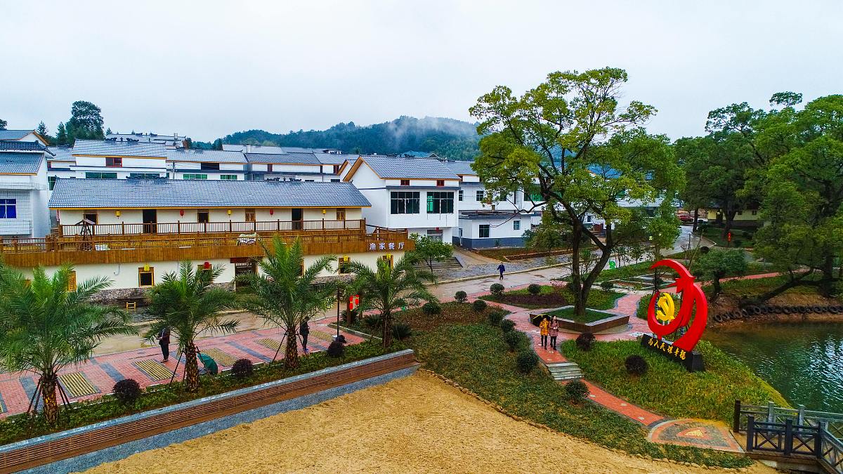 关于富顺县骑龙镇铁牛村文化建设调查报告 一、调查背景 富顺县是四川省自贡市下辖的一个县其下辖多个乡镇其中骑龙镇是其中之一。铁牛村位于骑龙镇境内是一个典型的农村村庄。为推进农村的文化建设提高村庄文化水平我们来到铁牛村进行了文化建设调查。 二、调查对象 我们先后采访了铁牛村的村委会干部、村民代表和乡村文化站工作人员共计20人。 三、调查内容 1、村庄文化设施建设情况 铁牛村已经基本建成村委