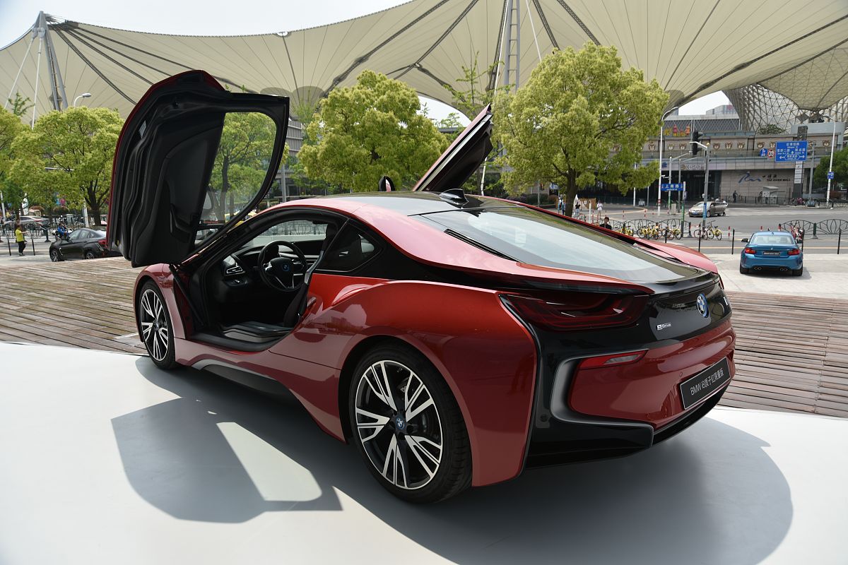2018年4月22日,宝马汽车上海体验中心.bmwi8质子红限量版.