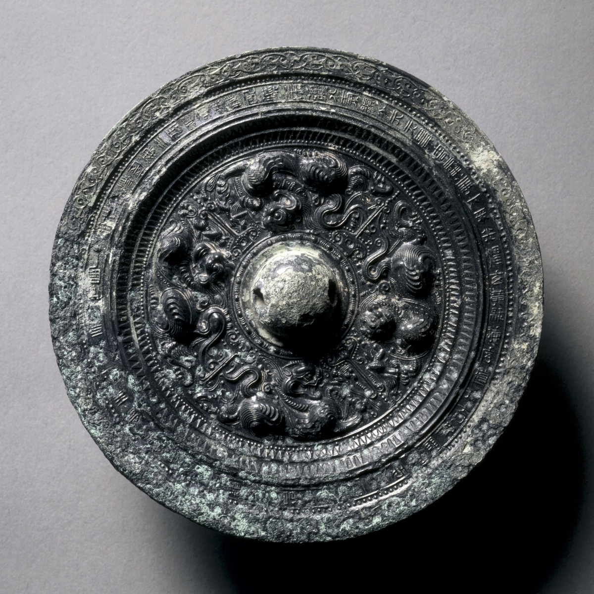 古玩铜镜帮我用210字详细描述