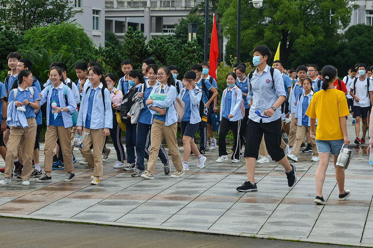 2020年6月26日下午,中考学生考完英语后走出浙江省宁波市镇海蛟川书院