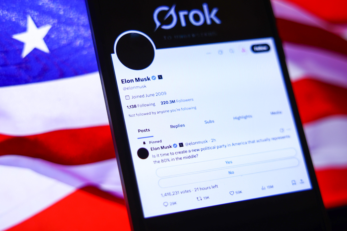 根据数据可以看出使用手机用户数在不断增加的英语