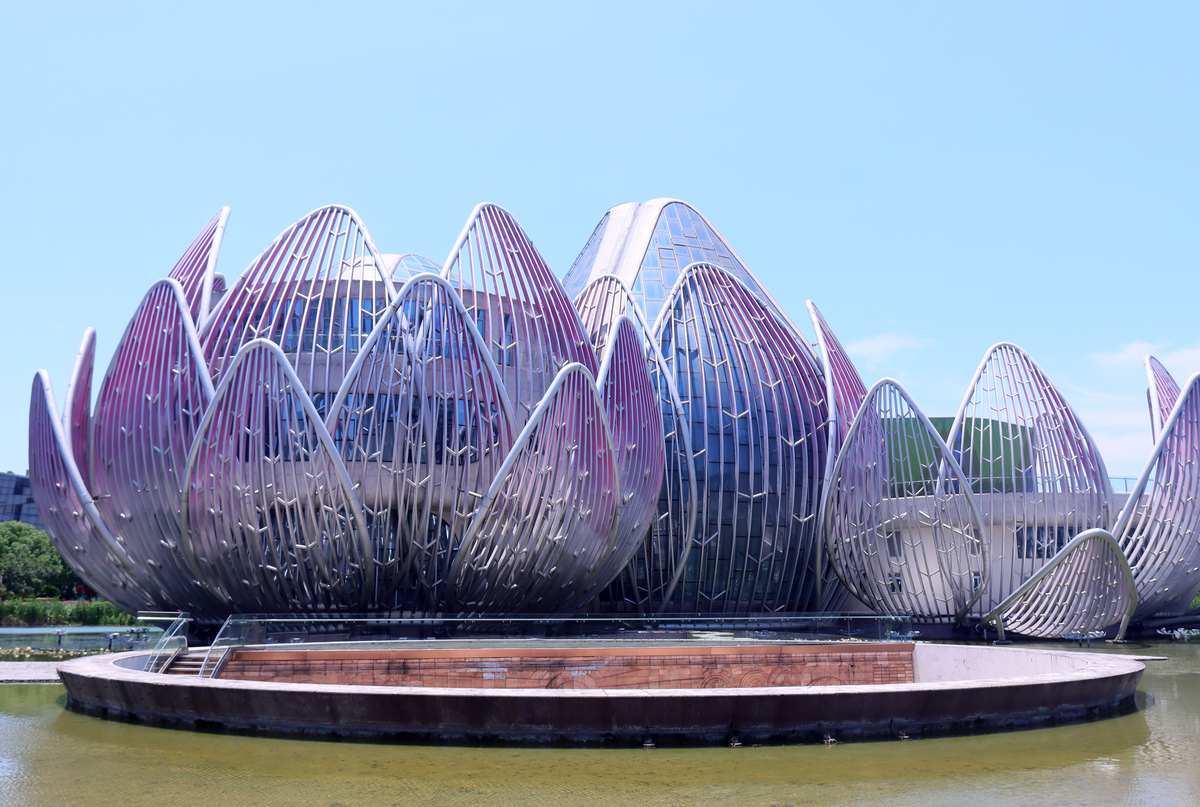 帮我缩写第二阶段整治工程以申办２０１６年世界园艺博览会为契机展开。随后以己经完成第一阶段整治的南湖地区为基础建设世园会会址。建设过程主要完善了广场、道路体系、驳岸体系和青龙山、凤凰台两主山将第一阶段整治中没有做细致的部分予以深化。另外利用筹集到的资金进行了世园会场馆的建设。这些场馆在世园会召开期间为各个主题场馆世园会结束后将转为唐山市各种用途的市民场馆设施其中包括唐山市文化馆、唐山市博物馆和档案馆