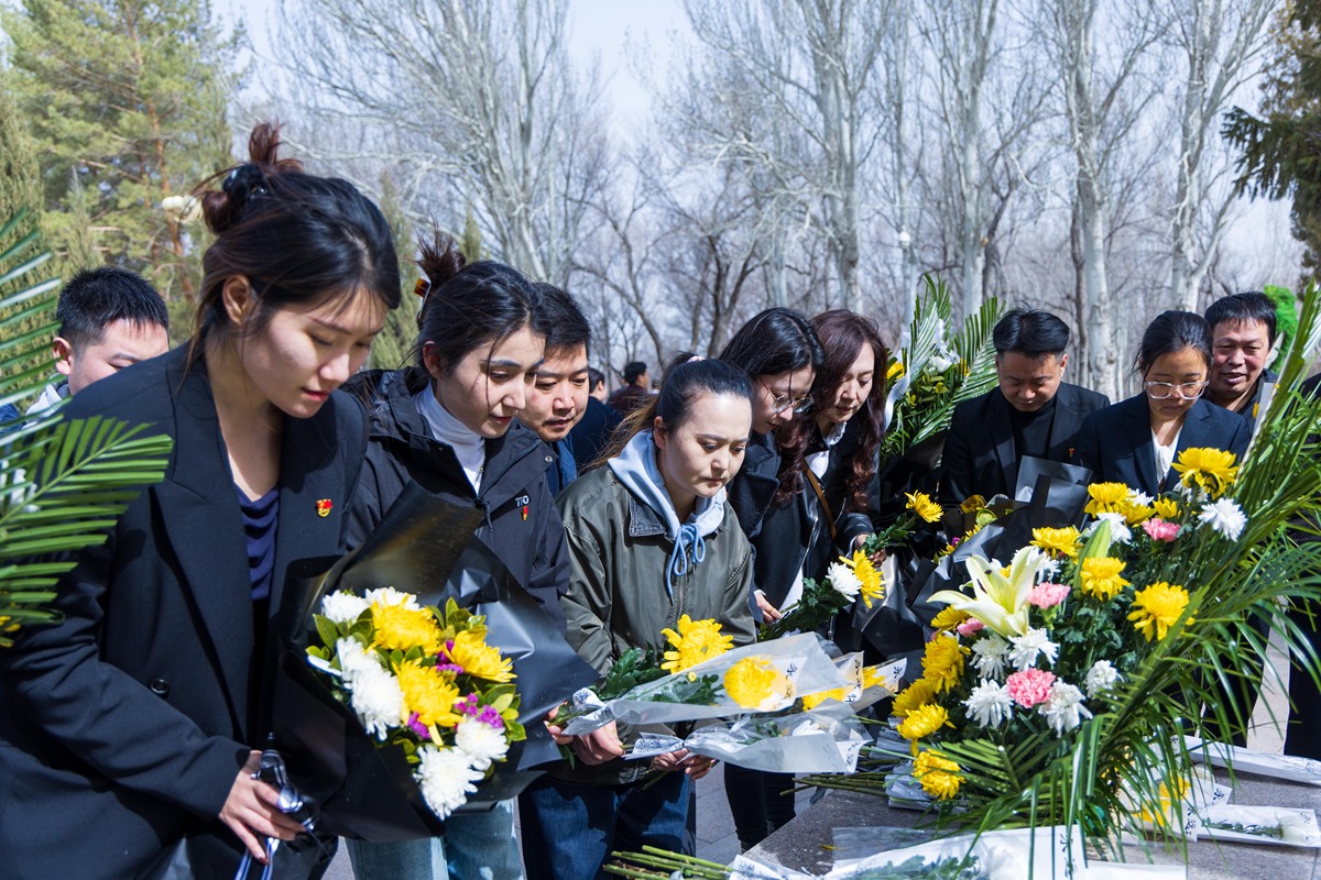 慰问逝者家属：致以最深的哀悼和支持