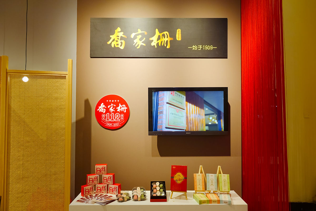 我们小组这次实训的选题是可比克20周年策划方案根据可比克给的需求及现在的网络潮流我们做了一个较为详细的策划方案。其中的内容有根据可比克的经典形象结合可比克20周年设计海报宣传图、线上线下的宣传活动等。