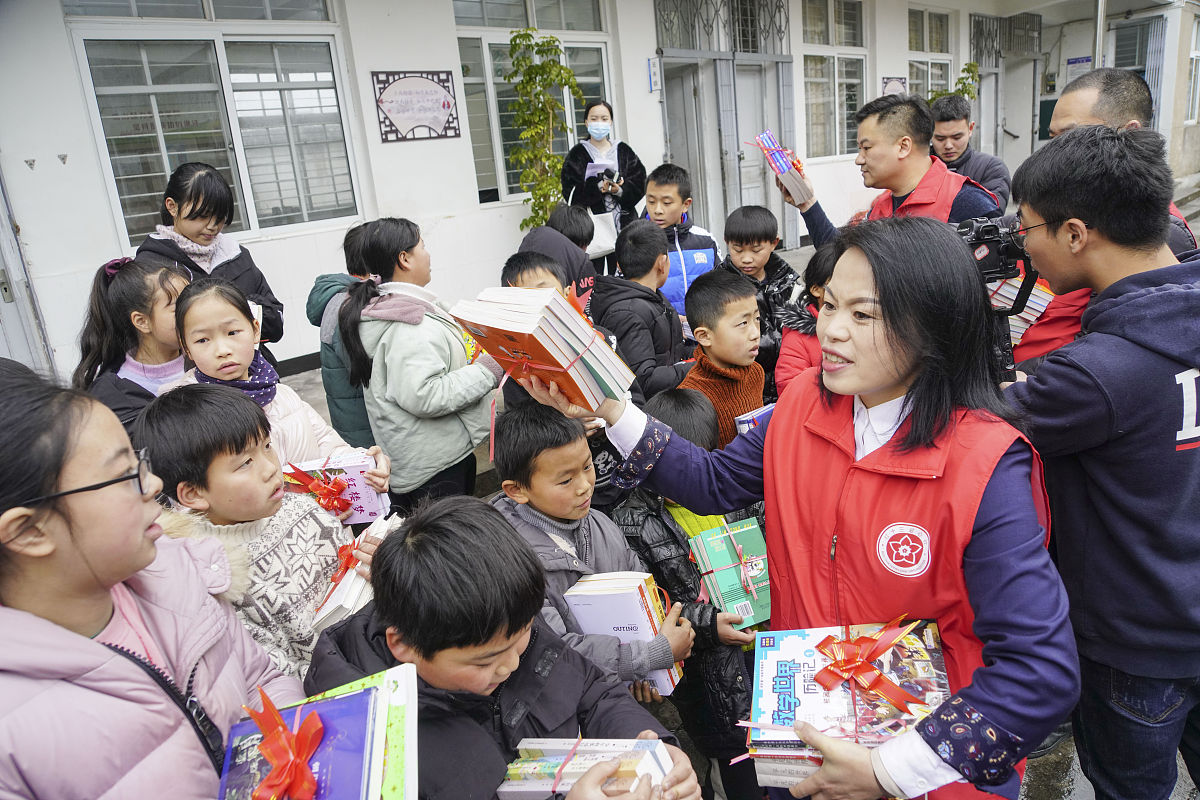 就像张桂梅校长作为一名平凡的人民教师扎根贫困地区全身投入教育事业用生命点滴书写出来的人生故事传说彰显出一名普通党员、一名教育工作者的高尚人格和精神魅力。尽量改成每句都是短句