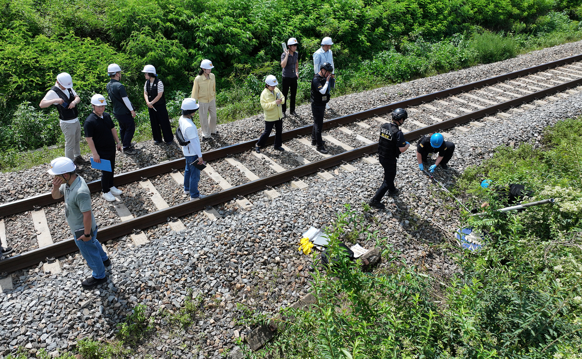 村民发现山体滑坡及时报警 铁路轨道恢复正常