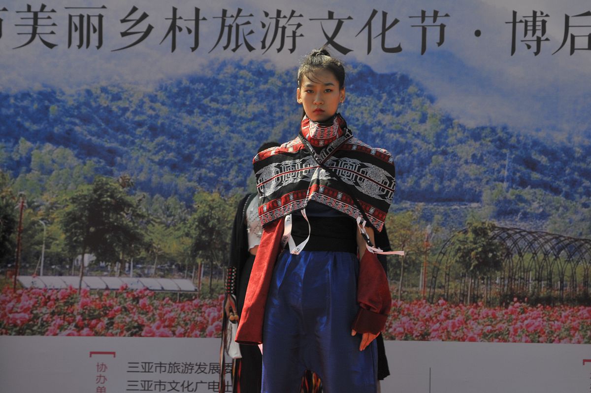 2018年10月27日,三亚市美丽乡村旅游文化节博后站开幕,黎族服饰表演.