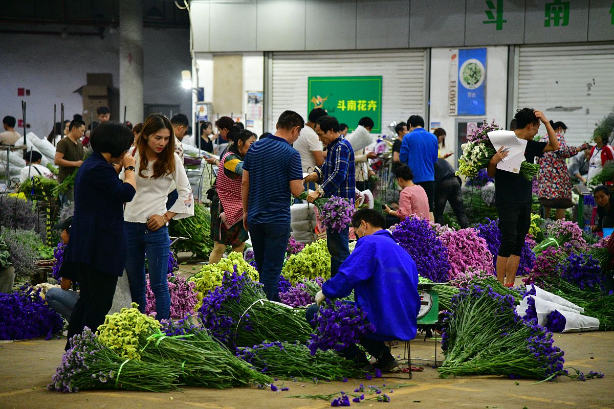 2019年5月29日,昆明,晚上九点半后,批发区域迎来大批进货商人.在销售