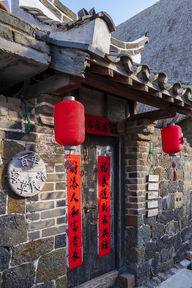2022年1月20日,山东威海荣成,烟墩角村海草房.