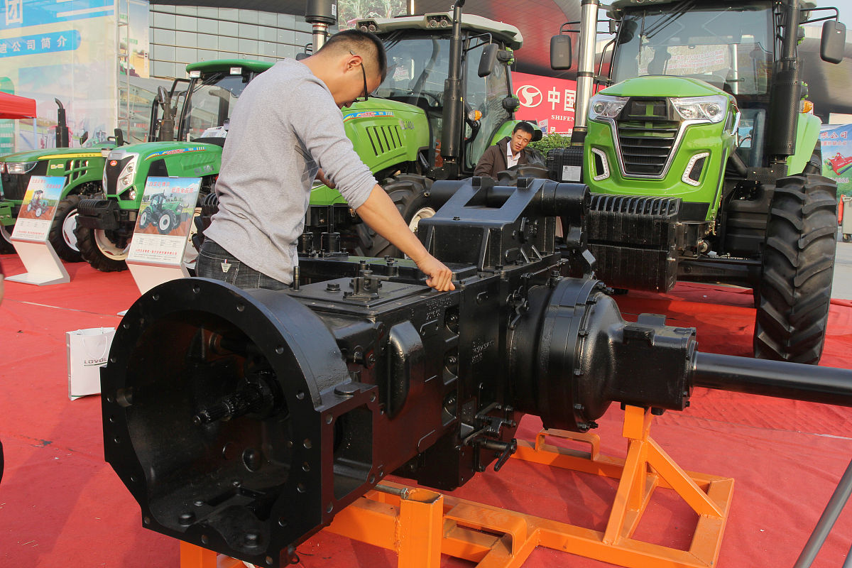 履带拖拉机驱动系统对比：液压驱动 vs 变速箱驱动