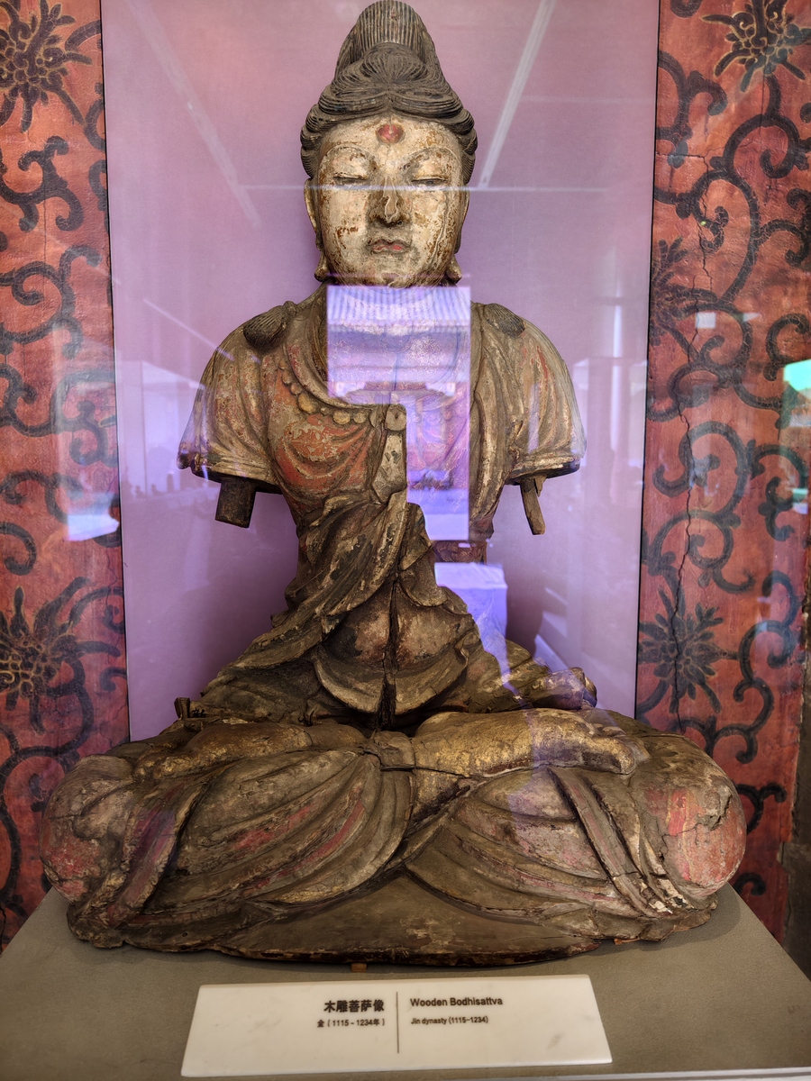 2026年3月25日,北京,故宫博物院雕塑馆展陈的金代木雕