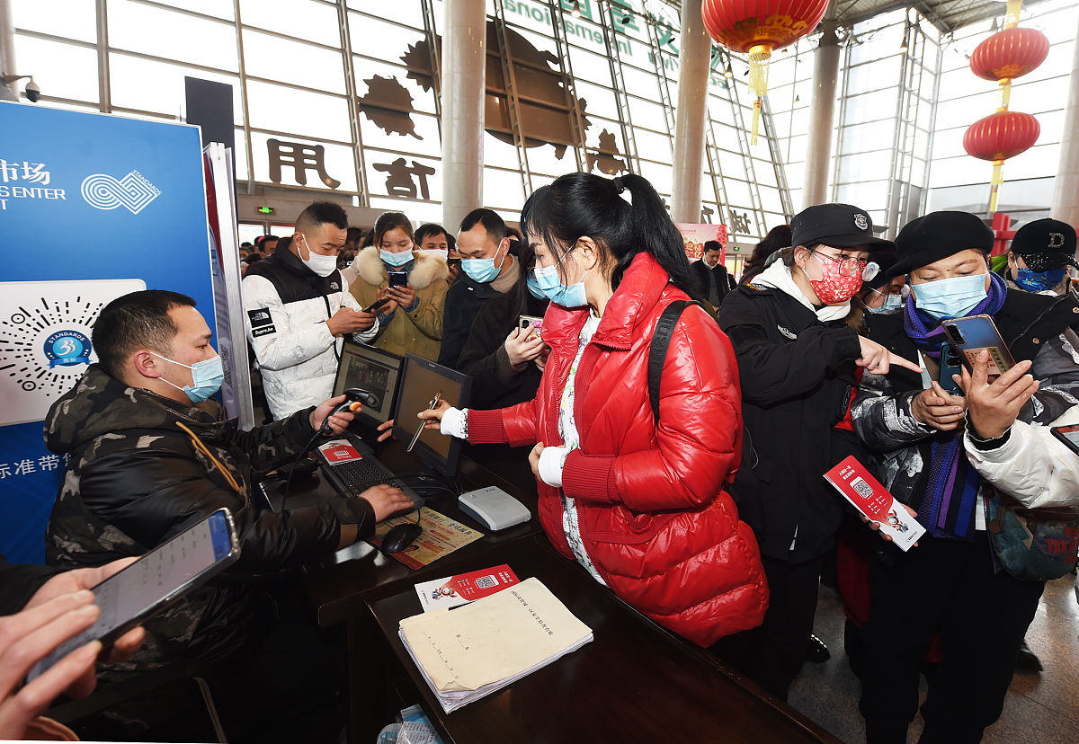 2022年2月12日,进入义乌国际商贸城的国内外采购商采用"一人一码"核验