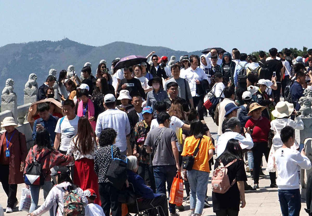 写一篇五一长假各地旅游潮文章