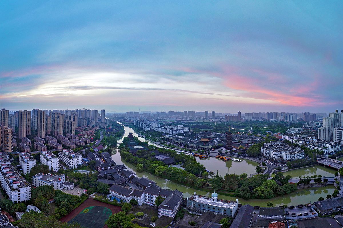 2020年8月20日,江苏省淮安市里运河上空的美丽朝霞.一夜雷雨过后,淮安
