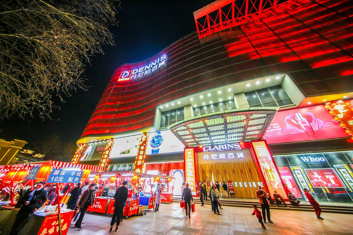 2021年2月15日,河南郑州,不少商场布置出了一派红火春节的喜庆氛围,年