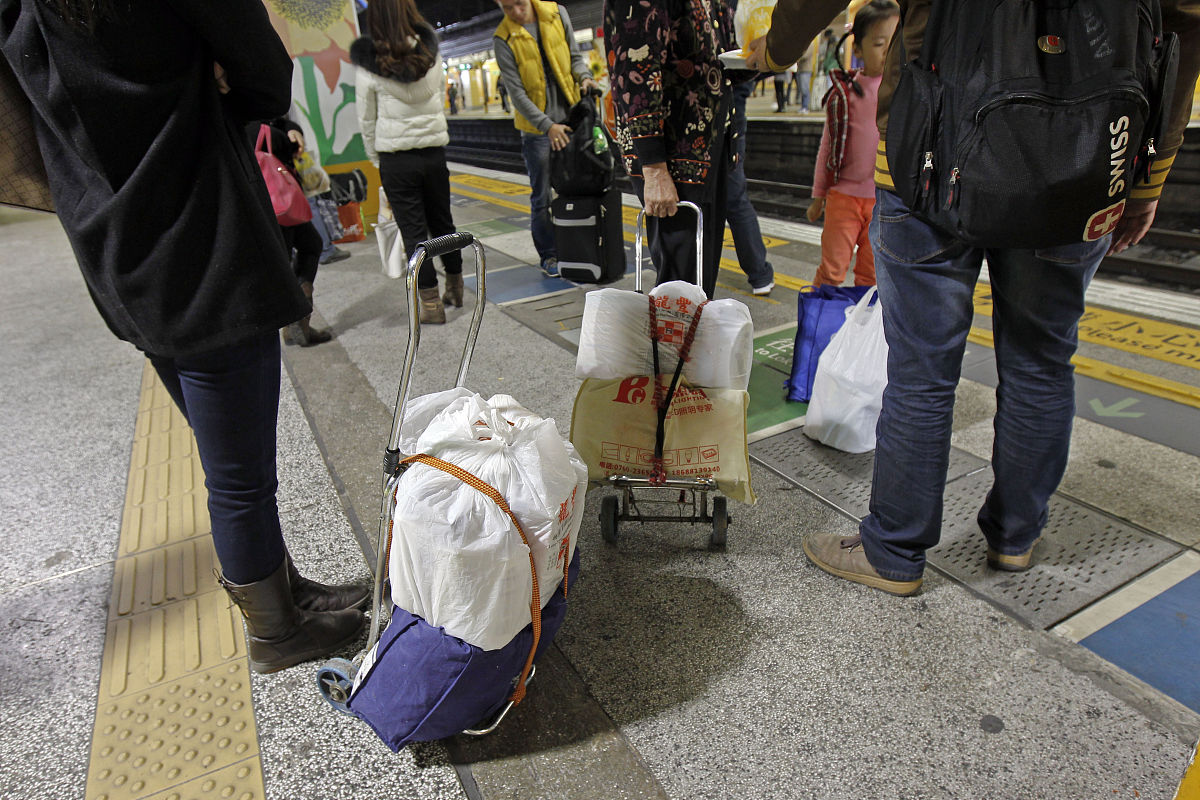 2013年3月3日,港铁上水站,一家人买奶粉齐上阵,一人带两罐