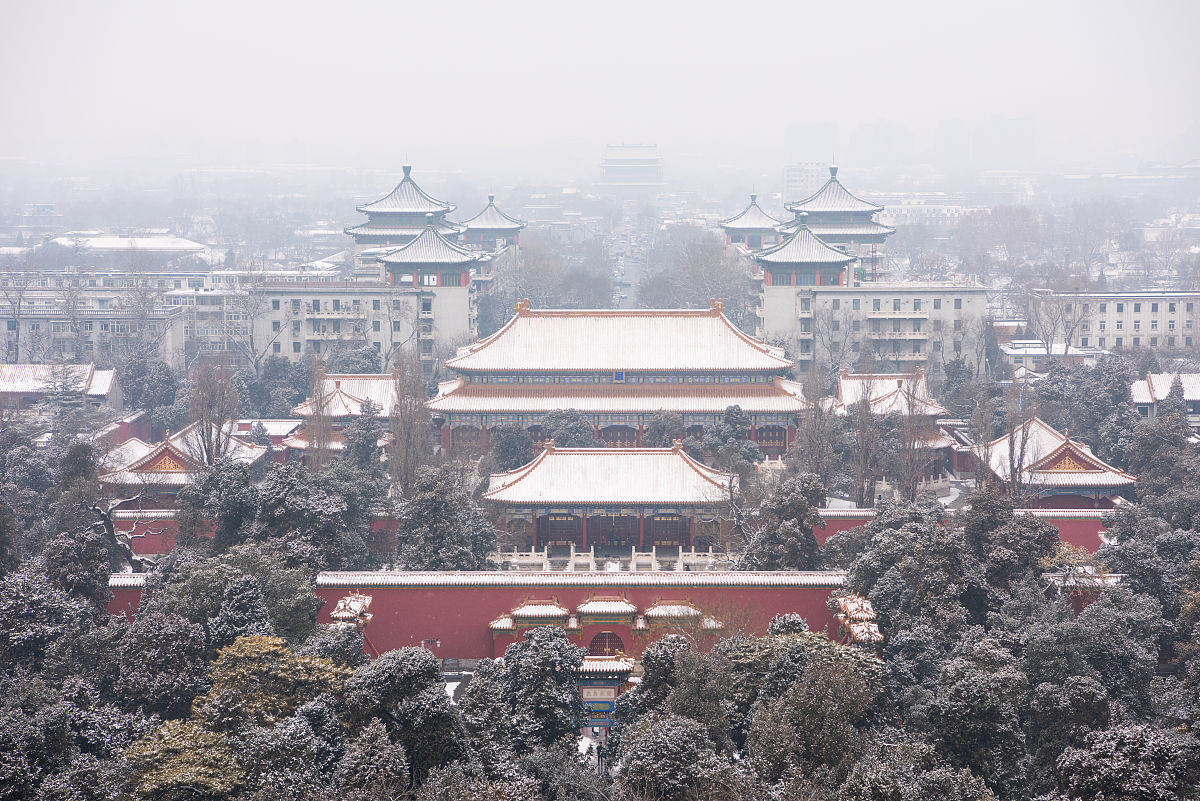 2022年1月22日,北京,雪后的景山公园,迎来一批批踏雪赏景的游人.装扮