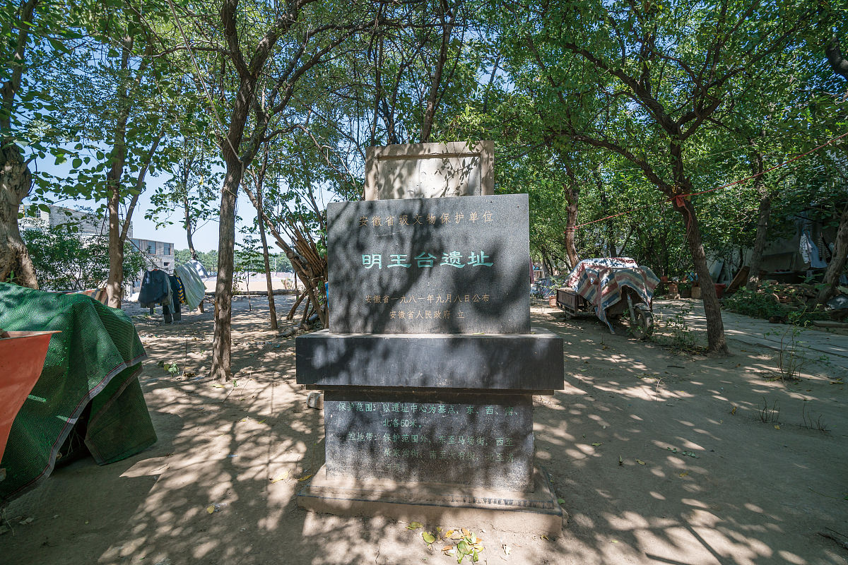 黑河边疆守望者矗立欧陆文化中。驿路上的知青情红色抗联永铭心。市树高耸云霄间象征着黑河的坚强。市花盛开在山巅展示着黑河的美好。逗逗呦呦笑语盈城市吉祥物永守护。冰雪文化璀璨星火山文化燃烧烈火。小微博物馆标识见证着黑河的历史。市歌嘹亮唱颂歌赞美黑河的辉煌。黑河人民勇往直前守卫边疆不退缩。建设富裕的黑河开放的黑河更骄傲。美丽黑河风光绝幸福黑河人人享。文明黑河展宏图坚定信心永不忘。生成这个诗歌的标题