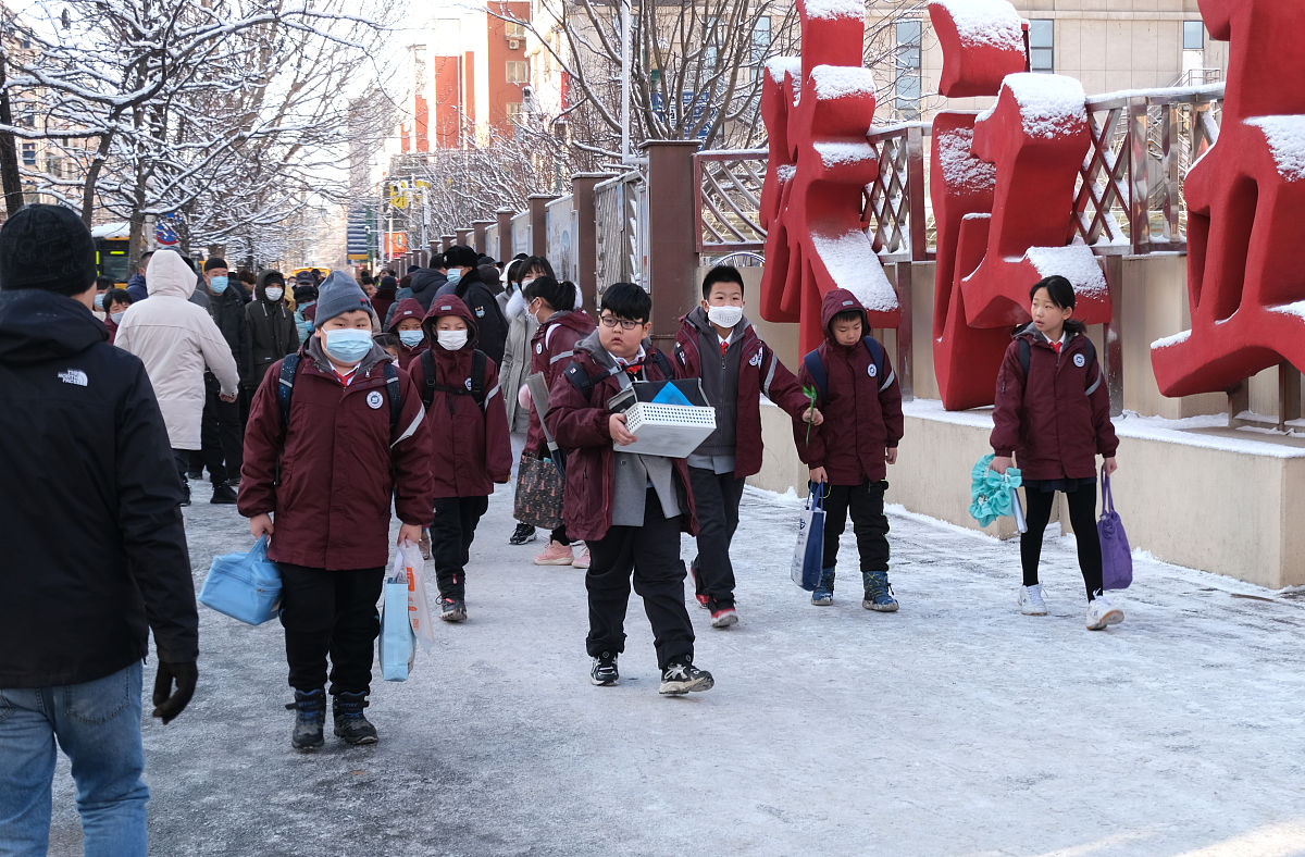 转校生的第一天：六年级柯宇的陌生旅程
