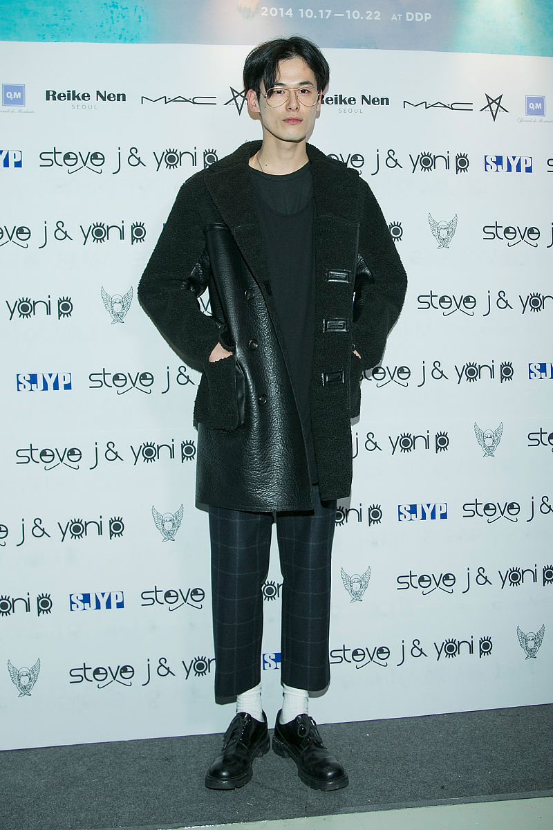 2014年10月20日,首尔,2015首尔时装周(春夏)steve j & yoni p设计师品