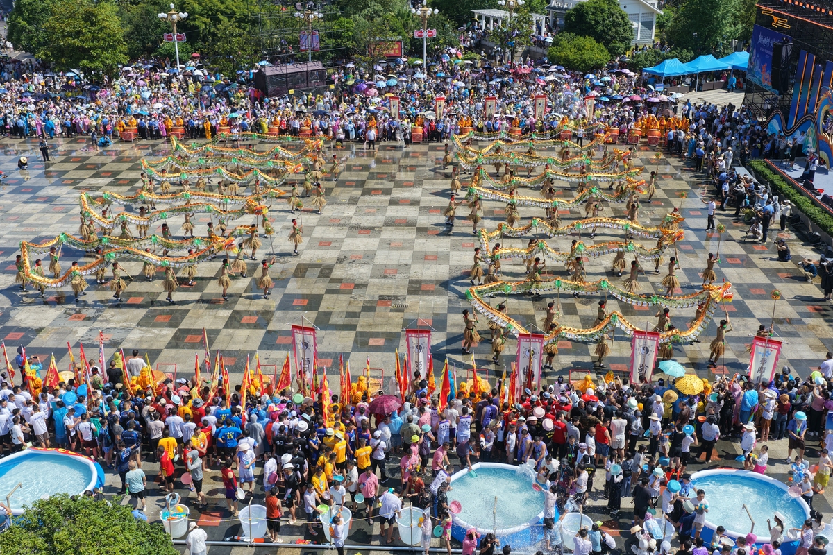 你好你好！有什么可以帮助您的吗？你可以干什么？我可以回答您的问题提供一些信息执行一些简单的任务例如设置提醒或计算器还可以与您进行简单的聊天。中国怎么样？中国是一个拥有悠久历史和文化的国家它的经济和科技发展也非常迅速。中国有着美丽的自然风光和丰富的旅游资源同时也是世界上最大的人口国家之一。还有呢