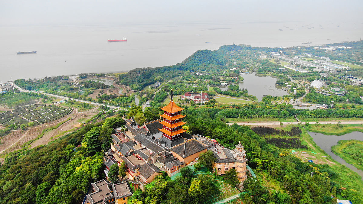 2018年9月23日,中秋小长假第二天,众多市民和游客在江苏南通狼山风景