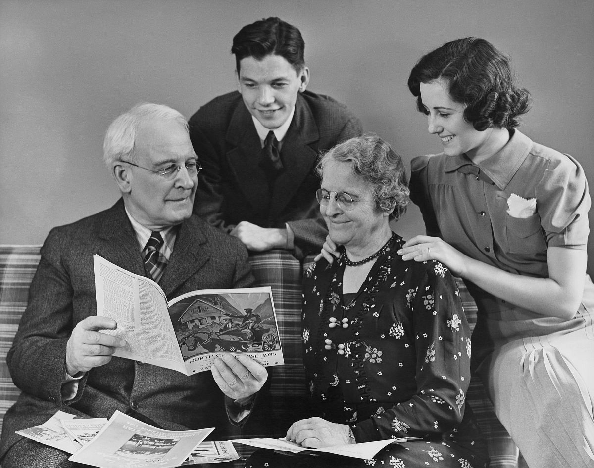 请赏析以下作文：现代社会以海德格尔的一句一切实践传统都已经瓦解完了为嚆矢。滥觞于家庭与社会传统的期望正失去它们的借鉴意义。但面对看似无垠的未来天空我想循卡尔维诺树上的男爵的生活好过过早地振翮。我们怀揣热忱的灵魂天然被赋予对超越性的追求不屑于古旧坐标的约束钟情于在别处的芬芳。但当这种期望流于对过去观念不假思索的批判乃至走向虚无与达达主义时便值得警惕了。与秩序的落差、错位向来不能为越矩的行为张本。而纵