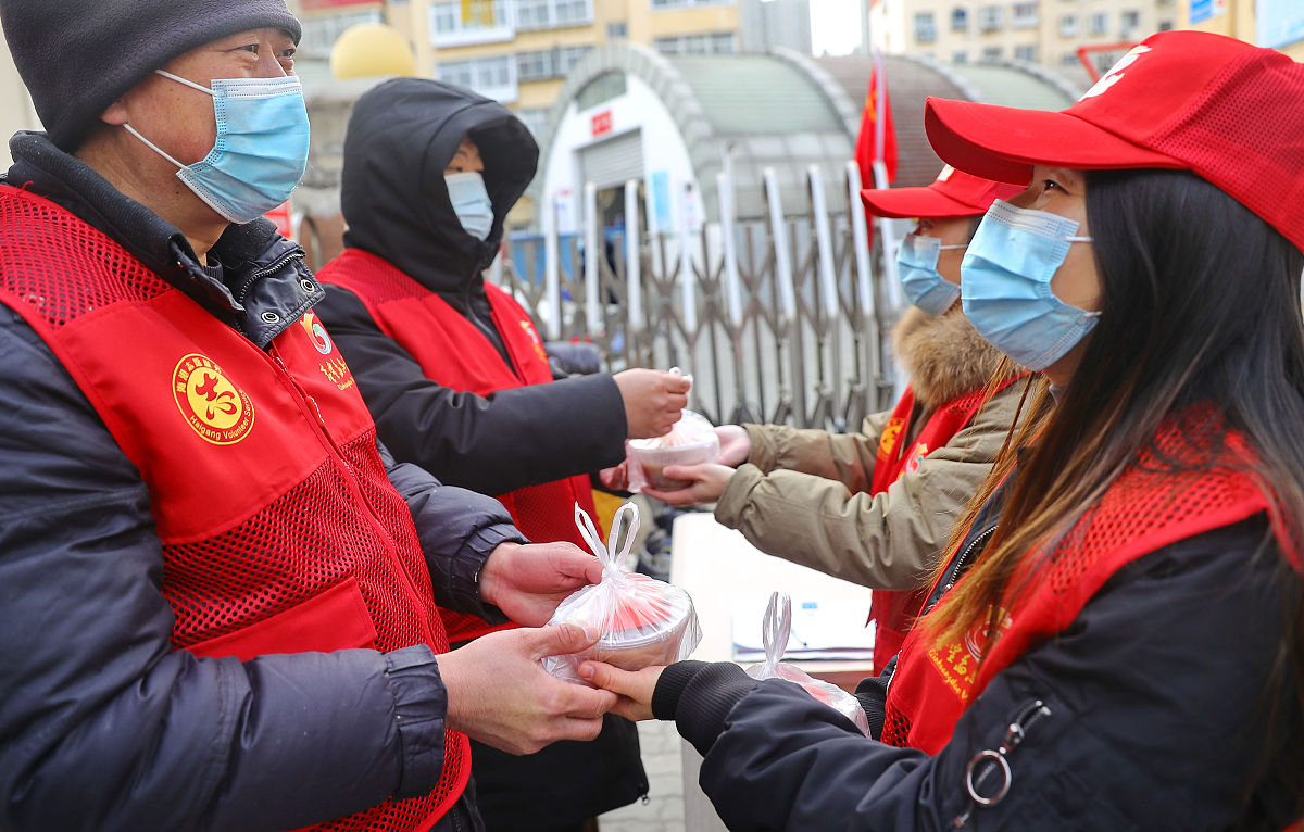 2021年1月19日,河北省秦皇岛市海港区团结里社区志愿者为抗击疫情一线