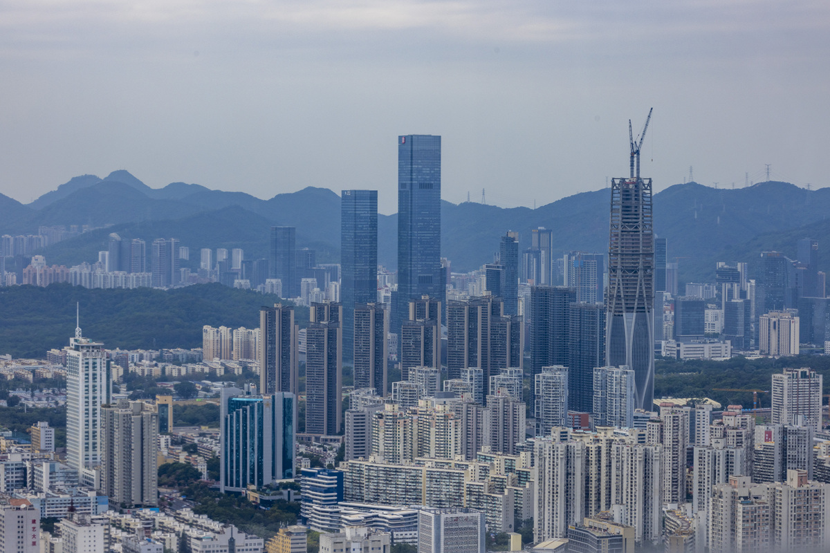 2025年12月2日,广东深圳,地王大厦69层观光厅玻璃幕墙