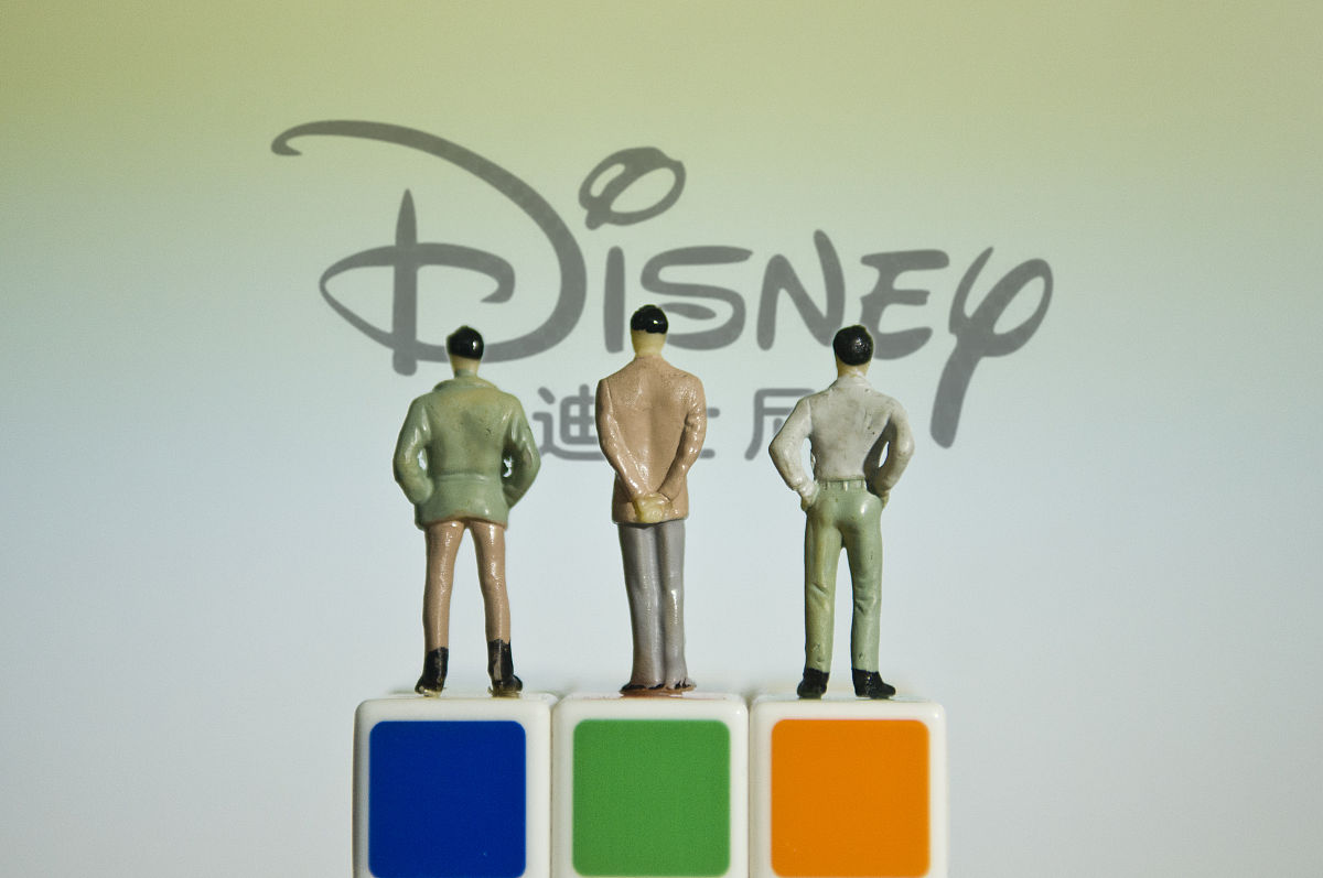 如果一个人同时是a公司和b公司的代言人而a公司和b公司又是敌对公司那么会发生什么？