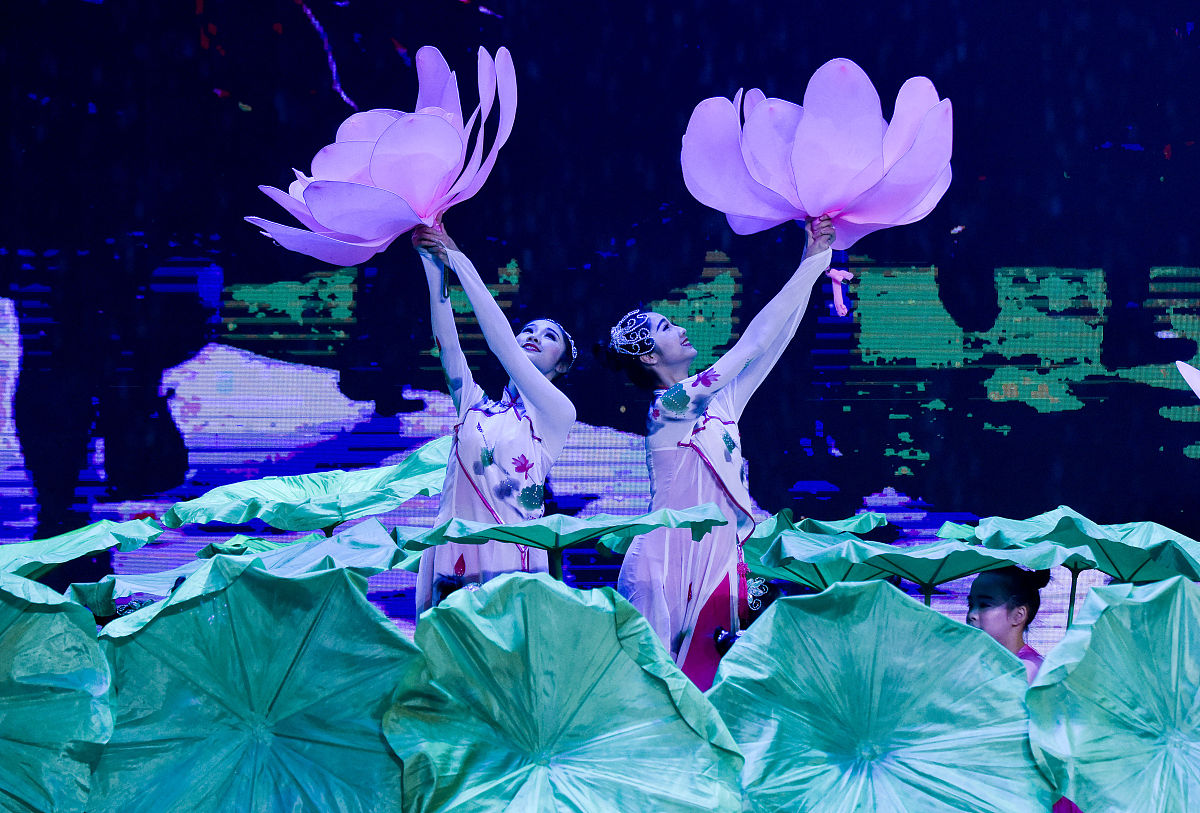 荷花舞蹈鉴赏：服装、幸福、舞姿的完美结合