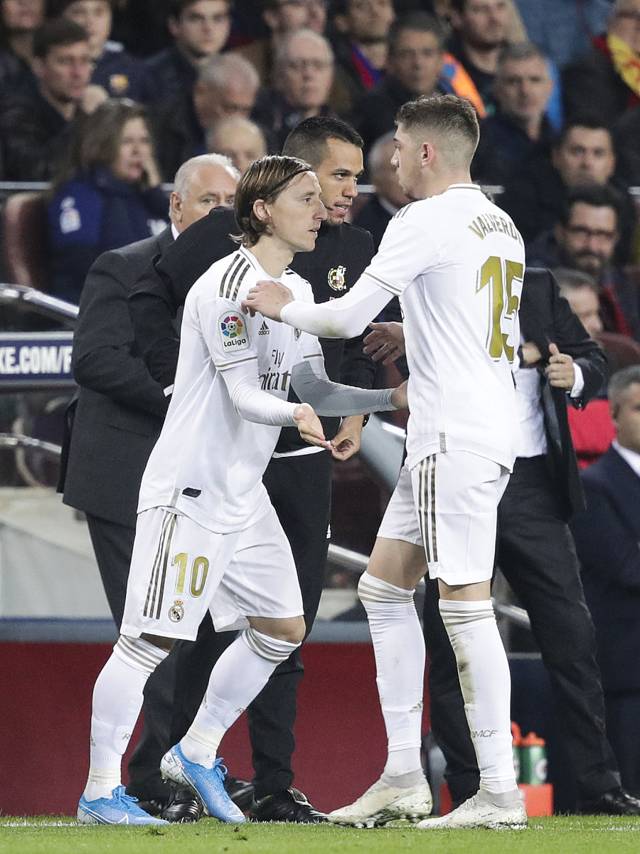 ba<strong>r</strong>celona, spain - december 18: (l-r) luka modric of real madrid