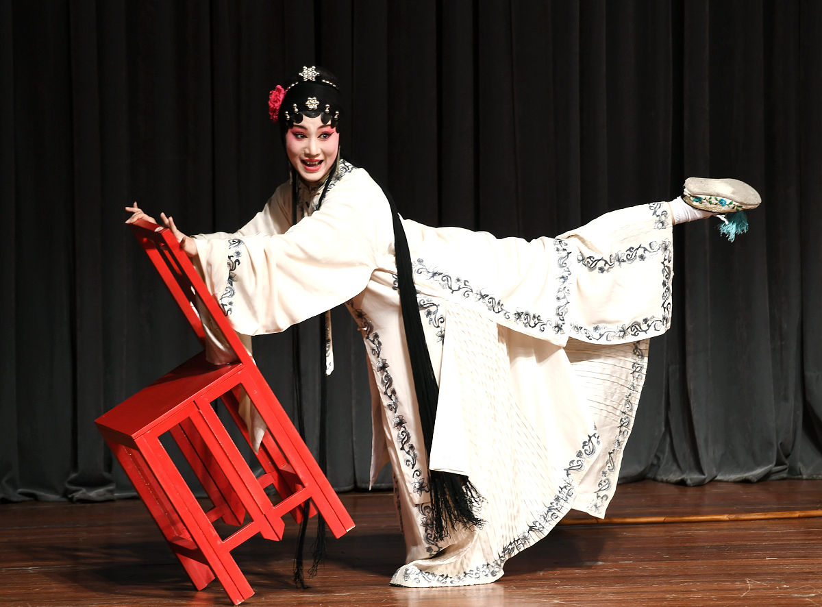 2020年11月15日,江苏南京,来自上海昆剧团的演员正在表演实验昆剧《椅
