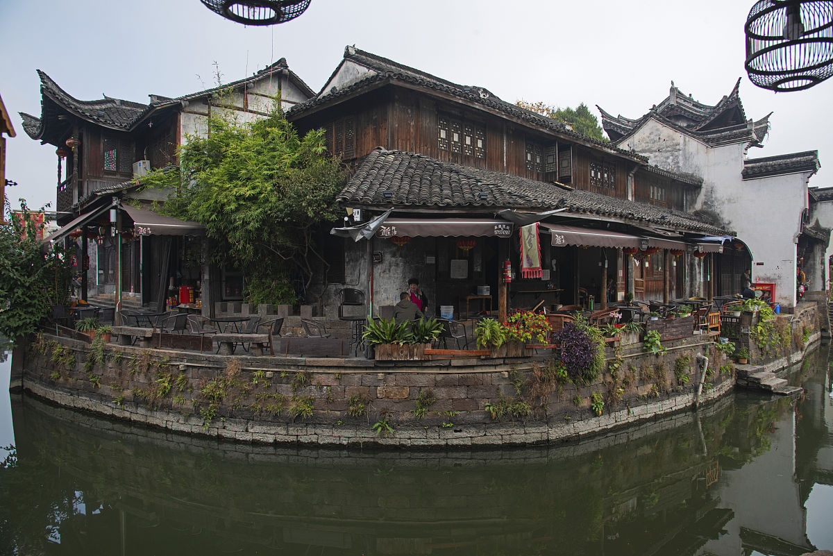 使用旅游博主是口吻从景点、人文、地理、经历等各方面标题：探访中国古镇：走进世外桃源的感受