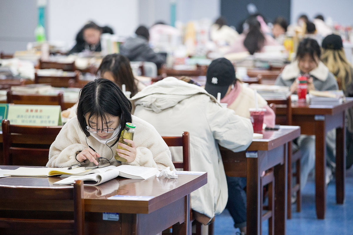 2021年12月15日,武汉,湖北商贸学院图书馆内,备战冲刺研究生考试的同