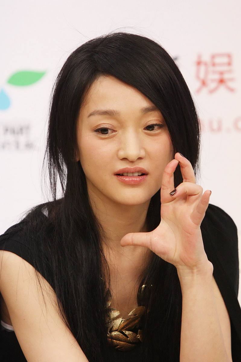 2009年4月24日,北京,周迅出席环保官网落户搜狐活动.+++_+++周迅,受伤